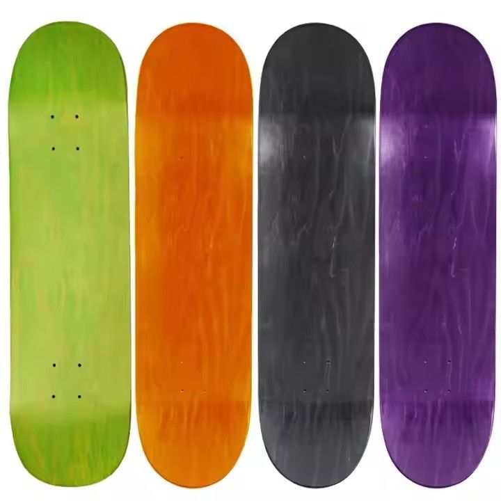 Cores em branco, elegantes, skate de madeira para patinadores profissionais.