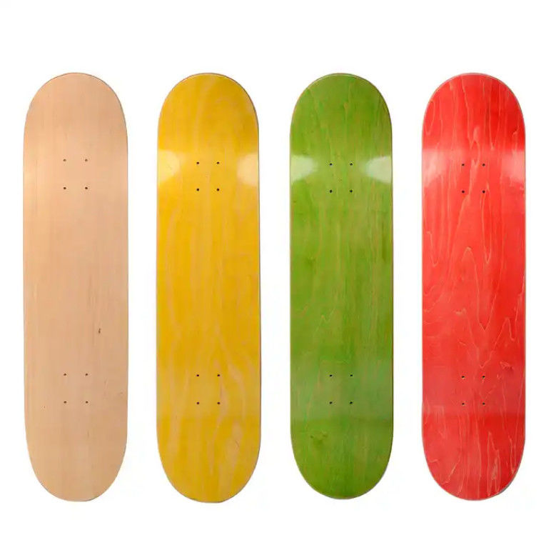 Cores em branco, elegantes, skate de madeira para patinadores profissionais.