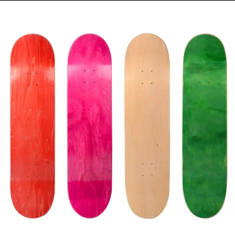 Cores em branco, elegantes, skate de madeira para patinadores profissionais.